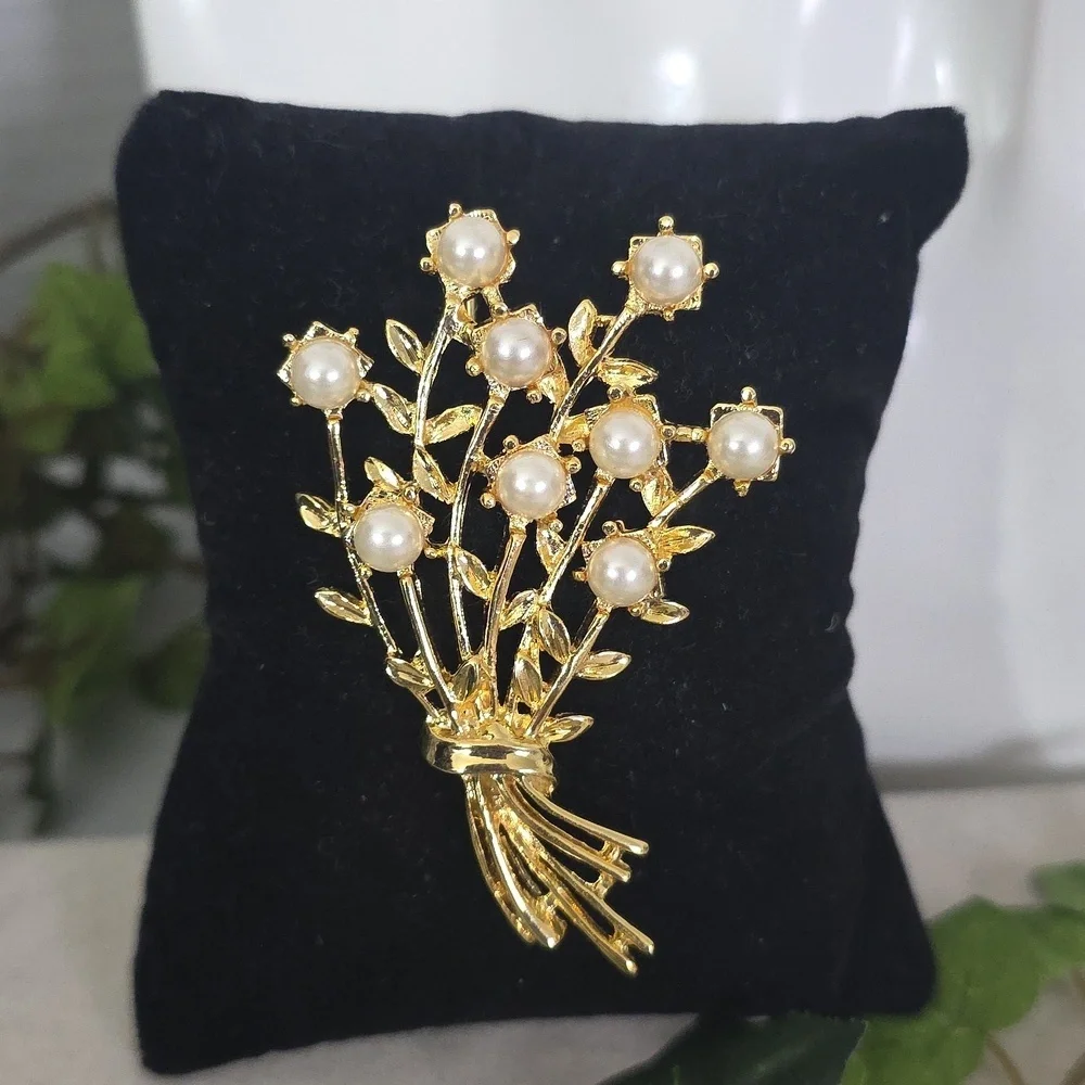 Gold Bouquet Broch Pin with Pearls